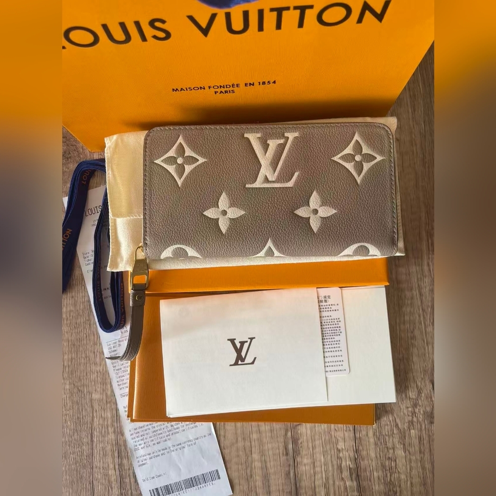 Louis Vuitton Monogram Zippy Wallet - Picture 2 of 9